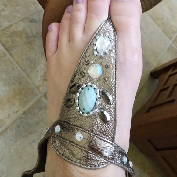 SUPER CUTE~ WOMENS~ MAURICES ~FLAT THONG SANDALS ~SIZE 8~ EXCELLENT CONDITION - Picture 9 of 14